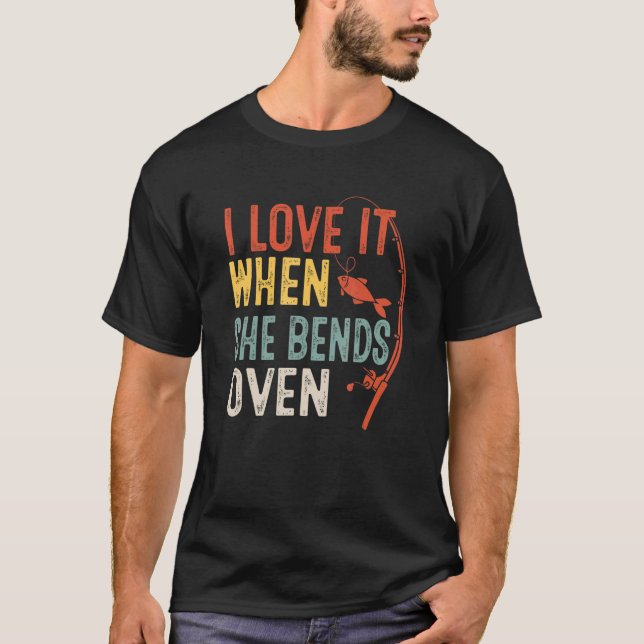 Love It When She Bends Over Love Fishing Fisherman T Shirt (Framsida)