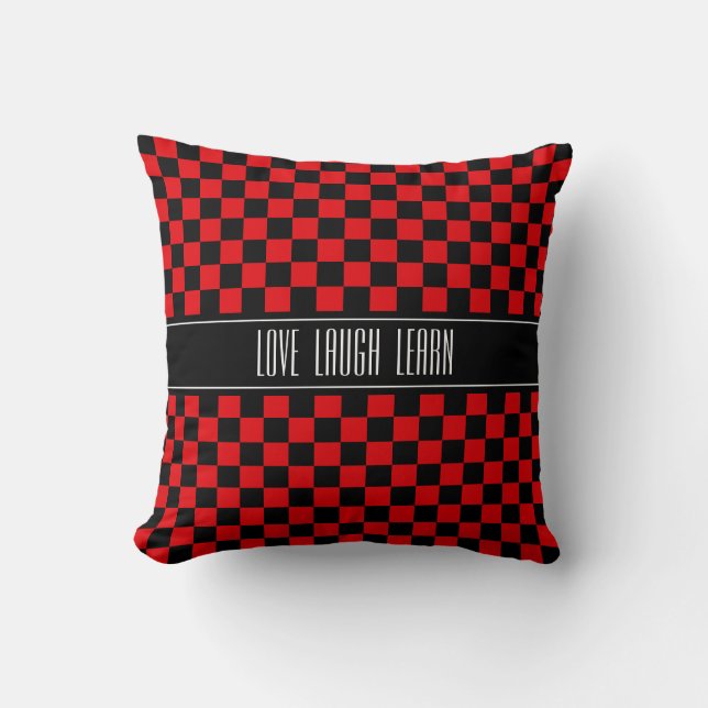 Love Laugh Learn på svart och röd rutig bakgrund Kudde (Framsida)