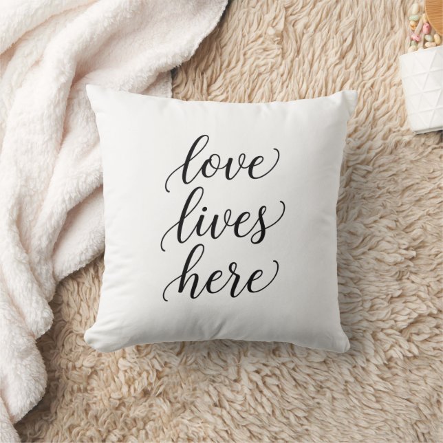 Love Lives Here Script Throw Pillow  Kudde (Filt)