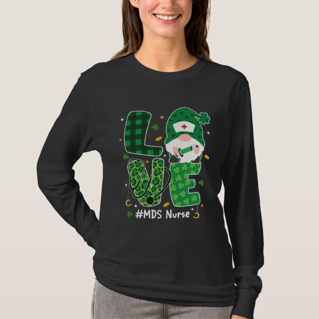 Love MDS Nurse Nursing Life Medical Gnome St Patri T Shirt (Framsida)
