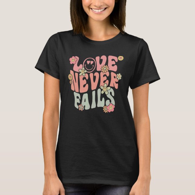 Love Never Fails With Words on Back Aesthetic Tren T Shirt (Framsida)