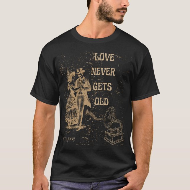 Love Never Gets Old – Timeless Romance T Shirt (Framsida)