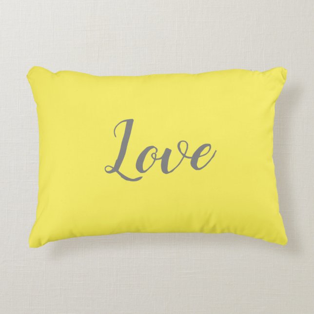 "Love" på gul accentkudde Prydnadskudde (Framsidan)