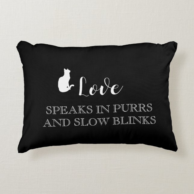 Love Speaks in Purrs Cat Mom Pillow Prydnadskudde (Framsidan)