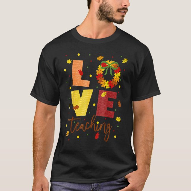 Love Teaching Fall Wreath Attire For Teachers T Shirt (Framsida)