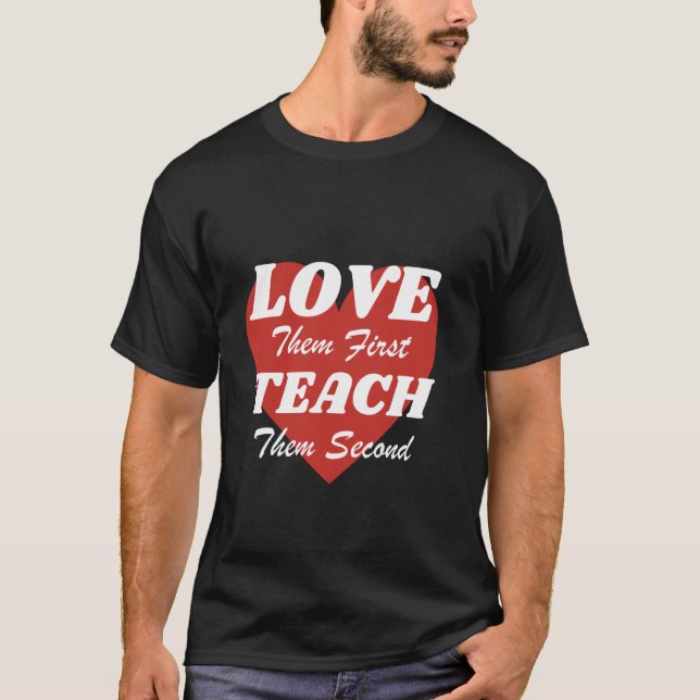 Love Them First Teach Them Second gör en bra te T Shirt (Framsida)
