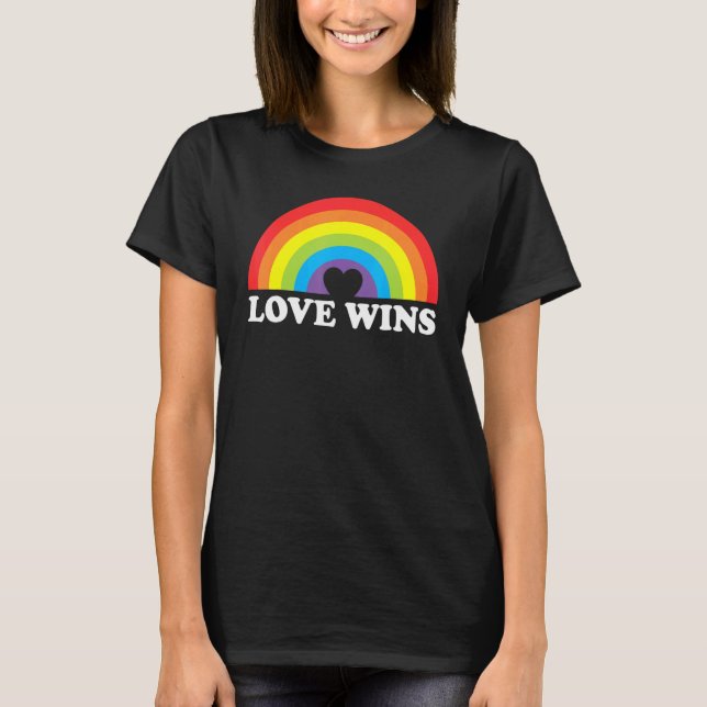 Love Wins LGBTQ Gay Pride Rainbow Lesbian Ally Com T Shirt (Framsida)