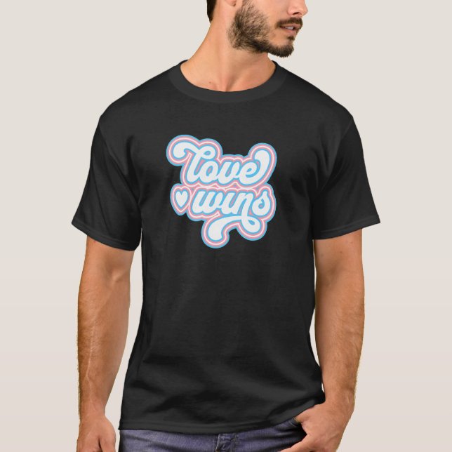 Love Wins Trans Pride Transgender Flag LGBTQ+ Retr T Shirt (Framsida)