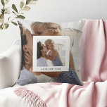 Love You Mom Foto Kudde<br><div class="desc">Ge din mamma en mysig påminnelse om din kärlek med denna personliga Love You Mom fotokudde. Med ditt favoritfoto och ett hjärtligt meddelande är denna anpassade kastkudde den perfekta presenten till mors dag – eller en söt överraskning när som helst på året. Mjuk, stilren och sentimental är det en del...</div>