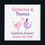 Lovebird Cute Rosa Lila Wedding Favor Magnet<br><div class="desc">En söt ljuvfåglarmagnet till användan som en tjänst vid något av era bröllop-evenemang - en förlovningsfest,  möhippa eller själva bröllop! Anpassa med namn,  datum och anpassningsbar i bröllop. Du kan ändra färg och typsnittet för texten och bakgrunden så att det passar dina önskemål.</div>