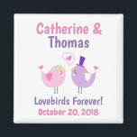 Lovebird Cute Rosa Lila Wedding Favor Magnet<br><div class="desc">En söt ljuvfåglarmagnet till användan som en tjänst vid något av era bröllop-evenemang - en förlovningsfest,  möhippa eller själva bröllop! Anpassa med namn,  datum och anpassningsbar i bröllop. Du kan ändra färg och typsnittet för texten och bakgrunden så att det passar dina önskemål.</div>