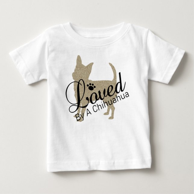 Loved by a Chihuahua Baby Tee (Framsida)