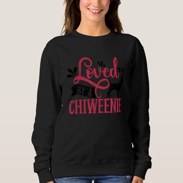 Loved by a Chiweenie Hund Pet Animal Chiweenie T Shirt (Framsida)
