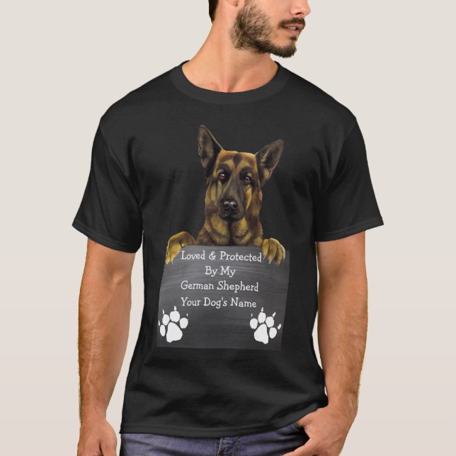 Loved & Protected by my German Shepherd: Hund Namn Tröja (Framsida)