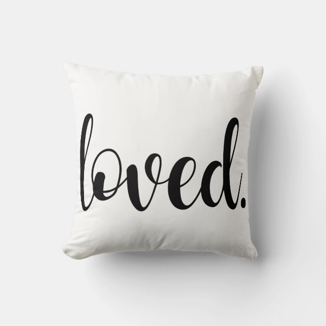 Loved. Typografi av modern Trendig Kudde (Framsida)