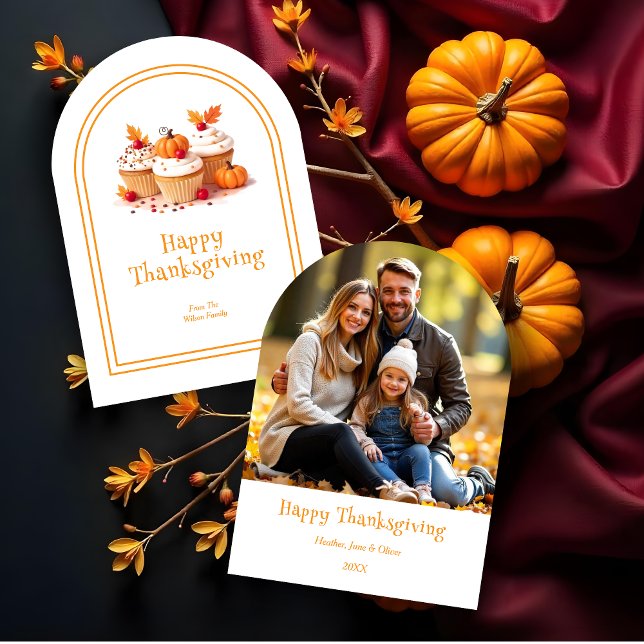 Lovely Thanksgiving Cupcakes Photo Family Inbjudningar (Lovely Thanksgiving Cupcakes Photo Family Holidays Cards with a Modern Arch Border Style. )
