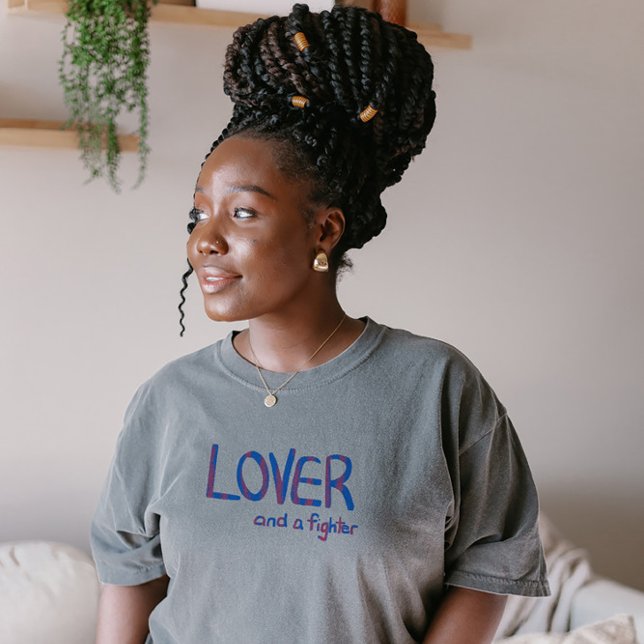 Lover and a fighter in blue and pink t shirt (Skapare uppladdad)
