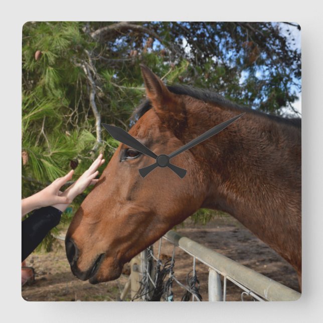 Loving A Big Brown Horse. Fyrkantig Klocka (Framsida)