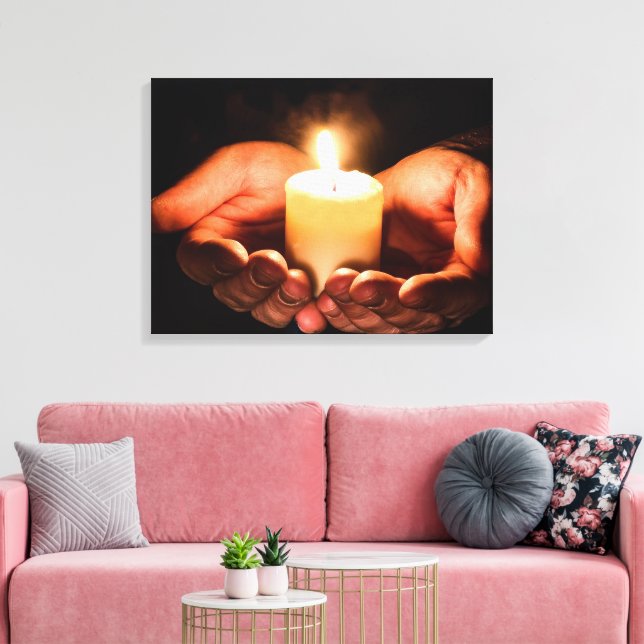 Loving Händer som håller ett ljus med lame Canvastryck (Insitu (Vardagsrum))