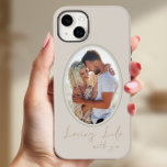 Loving Life med din Neutralt Oval Framed Photo<br><div class="desc">Enkelt modernt iphone case med foto och handskriven text, "kärleksfullt liv med dig". Fotomallen har ställts in för att visning fotot i ovalform och ramad. Det mobila höljet är tryckt i grönt, neutralt beige och tan - även om du är välkommen att ändra något eller hela färg i designen verktyg....</div>