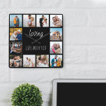 Loving Life med din offert 12 Photo Black Fyrkantig Klocka<br><div class="desc">Fotoklocka med lycklig-citat och 12 av bilderna av familj och vänner. Fotomallen är konfigurerad för att du ska kunna skapa ditt eget rutnätsfotokollage i stil till ram. Citatet lyder "älskar livet med dig". Designen är skriven med ett snyggt skript och smala med en svart och vit färg-palett (redigerbar). Lägg till...</div>