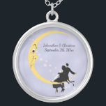 Loving lite Sitta på Crescent Måne Stars Silverpläterat Halsband<br><div class="desc">Det här runda stil-halsbandet är ljusblått med ett kärleksfullt par sitta på en gult mot måne med en spridning av vita stjärnor bakom sig. anpassa ditt namn och datum med mallen.</div>