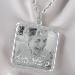 Loving Memory Modern Elegant Heart Photo Memorial Silverpläterat Halsband<br><div class="desc">Den här enkla och moderna designen består av serif och kursiv typografi och lägger till ett foto av anpassningsbarna.</div>