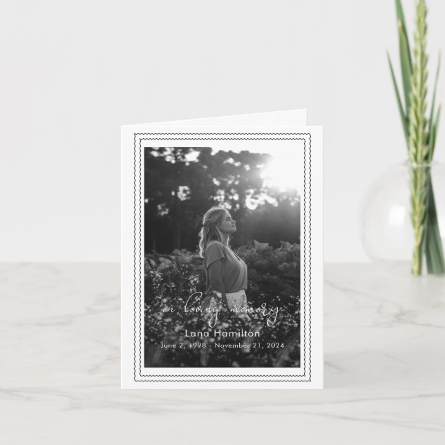 Loving Memory Script Photo Memorial Card Inbjudan (Framsida)