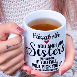 Loving Systercitat om du faller i hjärtat Namn Kaffemugg<br><div class="desc">Lustigt gåva till din syster med citatet: "Du och jag är systrar,  kom ihåg: om du faller så plockor jag dig upp efter att jag avslutat skratt."</div>