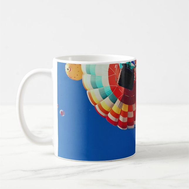 Low angle photography of balloons kaffemugg (Vänster)