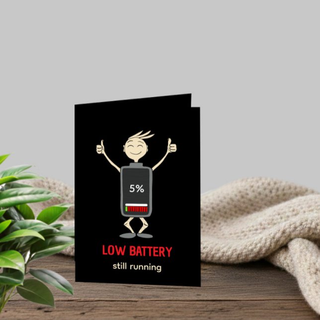 Low Battery Still Running Funny Birthday Card Helgkort (Skapare uppladdad)