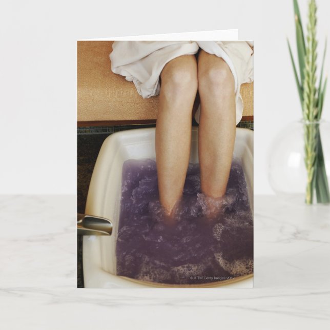 Lowen delar upp beskådar av en kvinna som får en kort (Framsida)