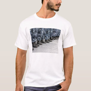 Lowen delar upp beskådar av sjömän t-shirt