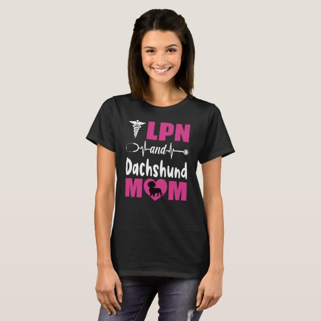 LPN and Dachshund Mom T Shirt (Hel framsida)