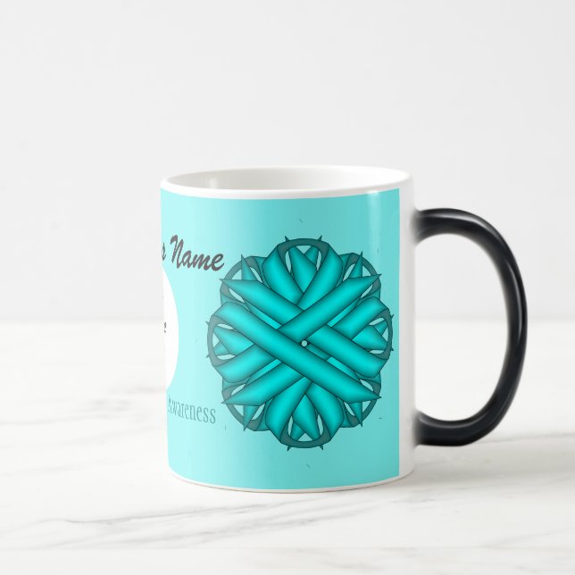 Lt Blue/Teal Flower Rbn Tmpl av Kenneth Yoncich Magisk Mugg (Höger)