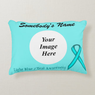 Lt Blue/Teal Standard Rbn Tmpl av Kenneth Yoncich Prydnadskudde