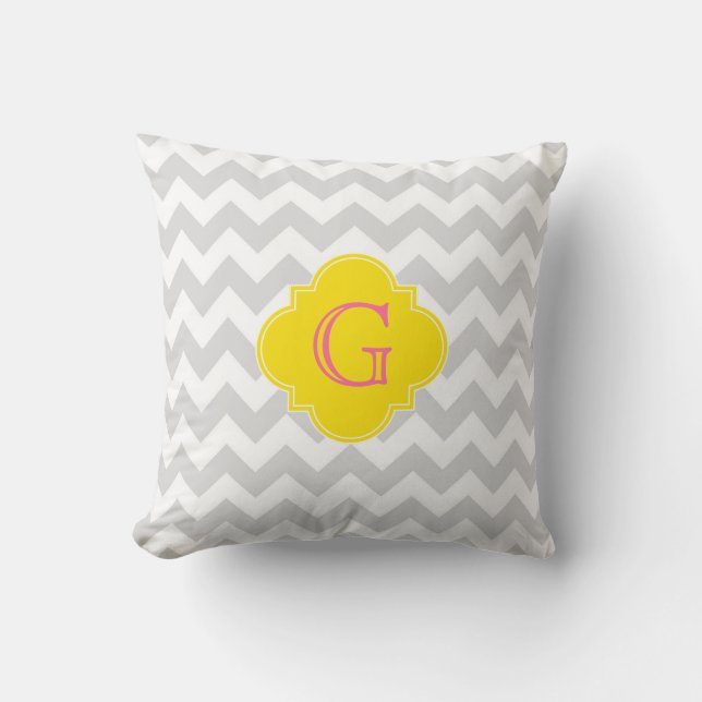 Lt Grå Vit Chevron Gul Quatrefoil Monogram Kudde (Framsida)