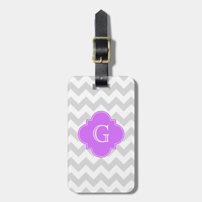Lt Grå Vit Chevron Lila Fyrklöver Monogram Bagagebricka (Vertikal Framsida)