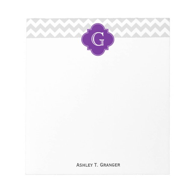 Lt Grått White Chevron Lila Quatrefoil Monogram Anteckningsblock (Framsida)