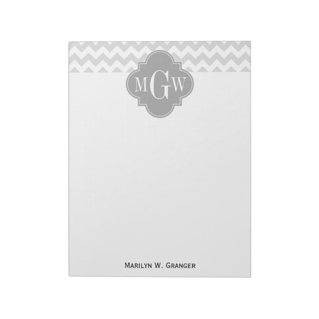 Lt Grått Wht Chevron Grått Quatrefoil 3 Monogram Anteckningsblock (Roterad)