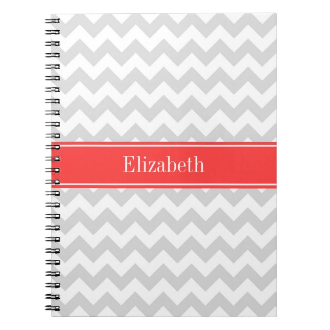 Lt Gray Wht Chevron Coral Red Name Monogram Anteckningsbok (Framsidan)