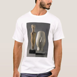 (Lto R) figurinen med den korsade ärmar, Cycladic Tee