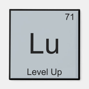 Lu - Level Up Rolig T-Shirt med Kemiskt Elementsym Magnet