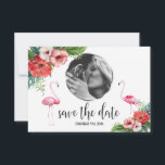 Luau Flamingo Tropical Blommigt Photo Save Date Spara Datumet<br><div class="desc">Elegant-,  exotisk- och destinationskort med Luau Hawaiian Watercolor Flowers Bouquets och flamingos. Använda Anpassa verktyg om du vill lägga till information,  ändra typsnitt,  färg. Byt bara ut fotot mot ditt,  placera det bakom. Om du vill ha matchande artiklar kan du besöka min tropiska Blommigt Luau Flamingo Bröllop Collection.</div>