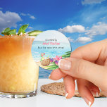Luau Summer Beach Funny My Time Baby Shower Runt Klistermärke<br><div class="desc">Barn Skeppare med lustigt "nästan min tid"-pun som lyder "Det är nästan Mai Tai'm men för tillfället låt oss slappna av!" - perfekt för små mocktails, spa pampering favors eller cocktail teabags att dyka upp när du klipper. Vattenfärgskonstruktioner med drömmande strandscener, handflatan löv, sommartillbehör, kokokosmocksvans och retrotypografi. Könsneutralt tema för...</div>