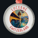 Lucerne Schweiz Retro Distress Circle Julgransprydnad Metall<br><div class="desc">Lusernretro-vektorns rörelsemönster. Lucerne,  en kompakt stad i Schweiz som är känd för sin bevarade medeltida arkitektur,  ligger mitt i snötäckta berg på Sjö Lucerne.</div>
