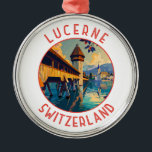Lucerne Schweiz Retro Distress Circle Julgransprydnad Metall<br><div class="desc">Lusernretro-vektorns rörelsemönster. Lucerne,  en kompakt stad i Schweiz som är känd för sin bevarade medeltida arkitektur,  ligger mitt i snötäckta berg på Sjö Lucerne.</div>