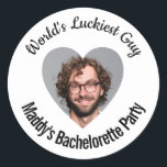 Luckiest Guy Bachelorette Party Runt Klistermärke<br><div class="desc">Fira det snart gifta parets kärlek och humor med vår "World's Luckiest Guy" Bachelorette Party Sticker! Detta roande och personlig-klistermärke är perfekten som ett komplement till varje bachelorette-fest,  vilket tillför lite roligt och spelaktsamhet till festligheterna.</div>