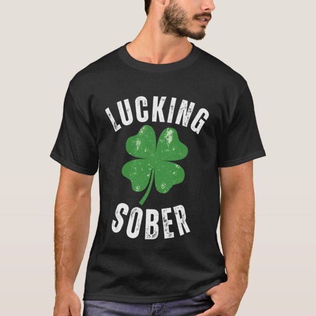Lucking Sober Drinking Offensisive St patricks day T Shirt (Framsida)