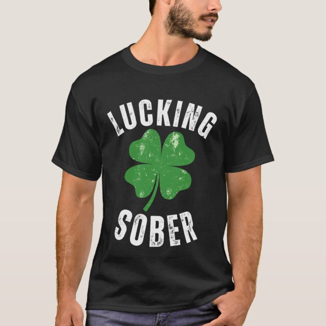 Lucking Sober Drinking  Offensive St Patricks Day  T Shirt (Framsida)